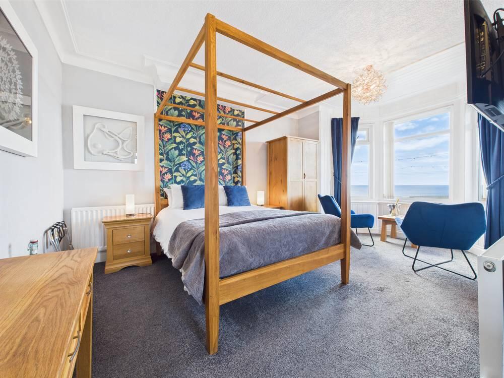 The Oak Room four-poster with bay-window sea view